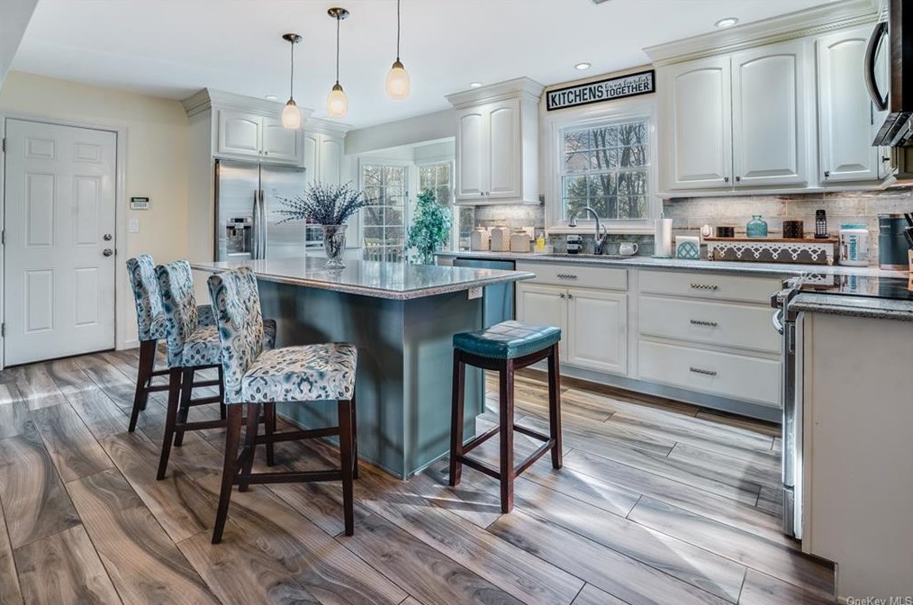 19 Woodcrest Dr, East Fishkill NY  12533-6331 exterior