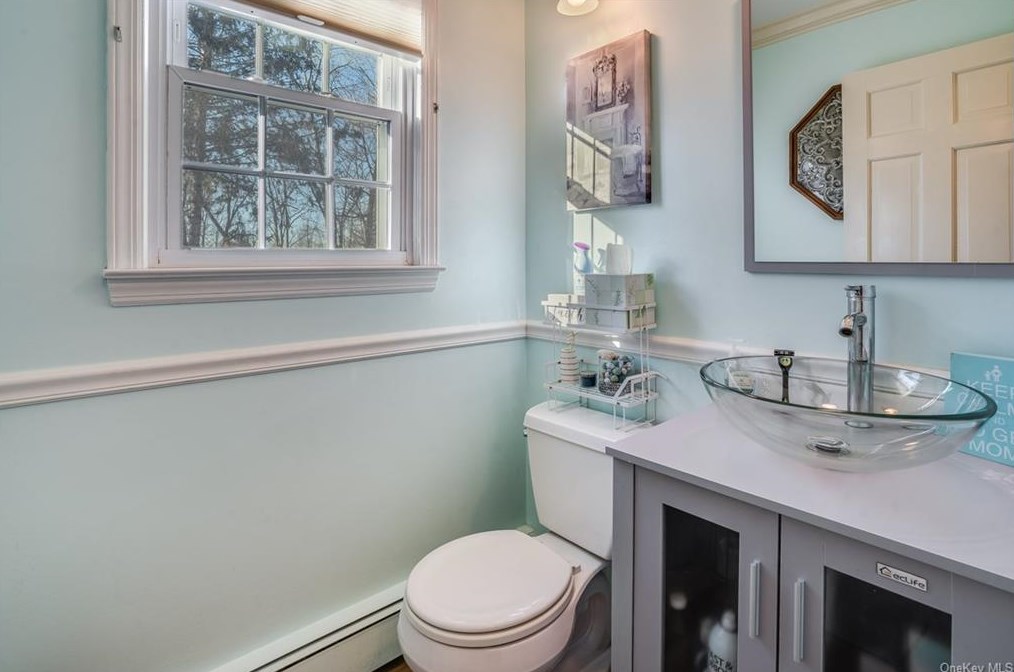 19 Woodcrest Dr, East Fishkill NY  12533-6331 exterior