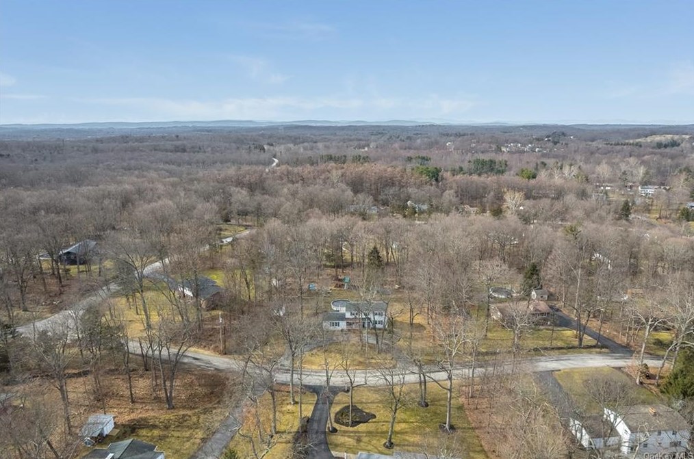 19 Woodcrest Dr, East Fishkill NY  12533-6331 exterior