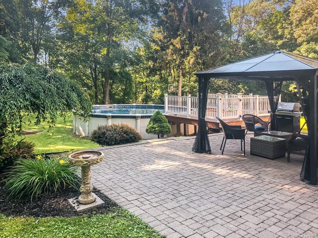 19 Woodcrest Dr, East Fishkill NY  12533-6331 exterior