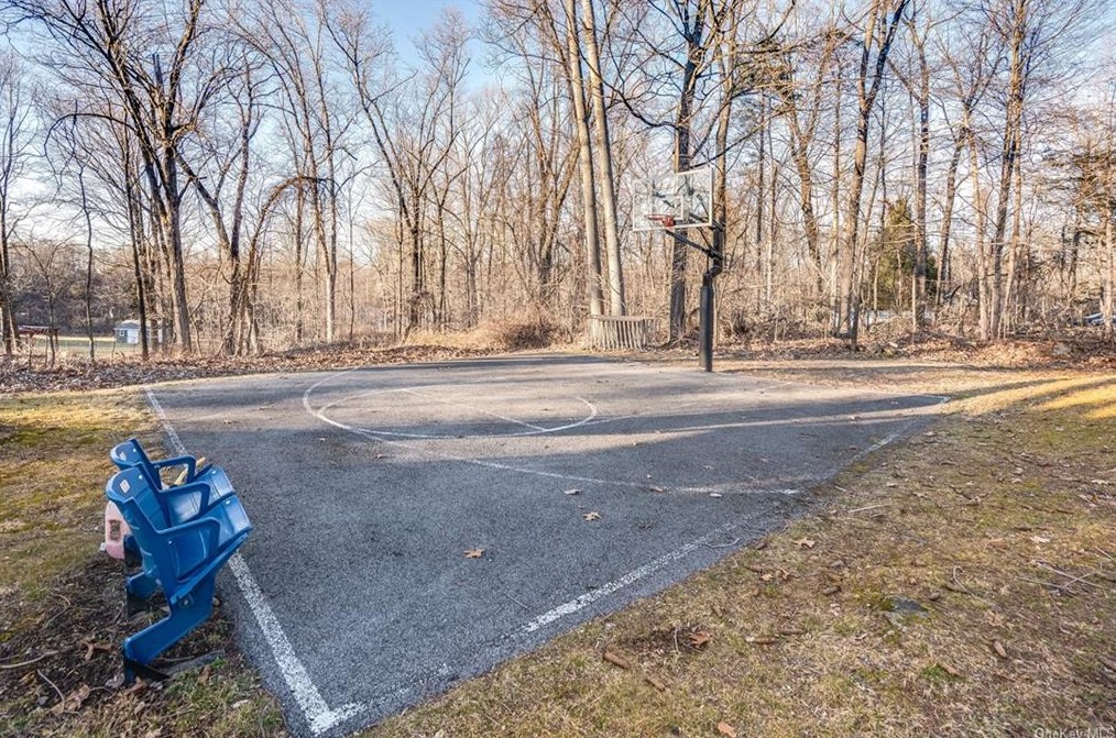 19 Woodcrest Dr, East Fishkill NY  12533-6331 exterior