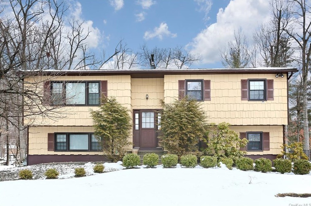 19 Palisades Ct, Mount Ivy, NY 10970-2705