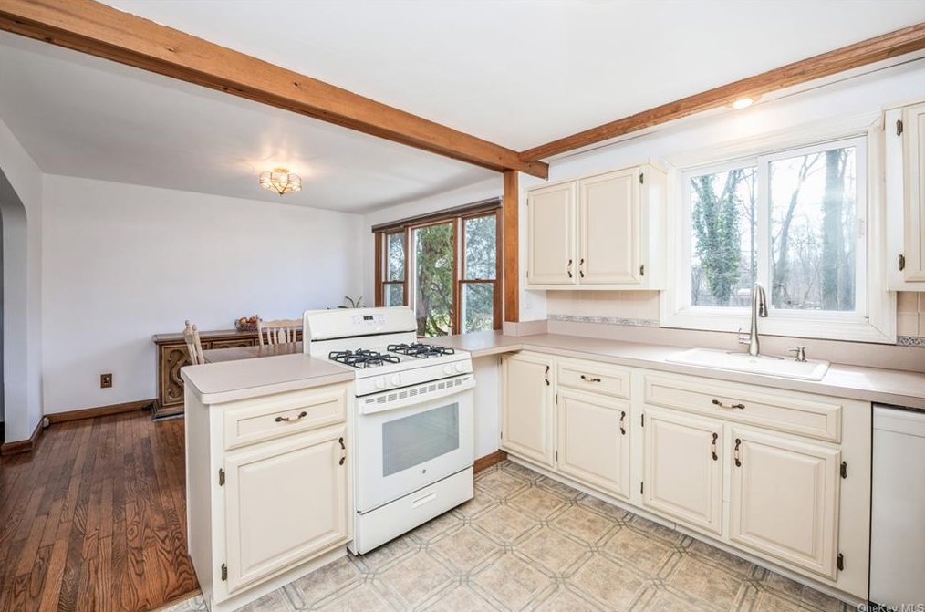 226 Townline Rd, Chestnut Ridge NY  10965-1264 exterior