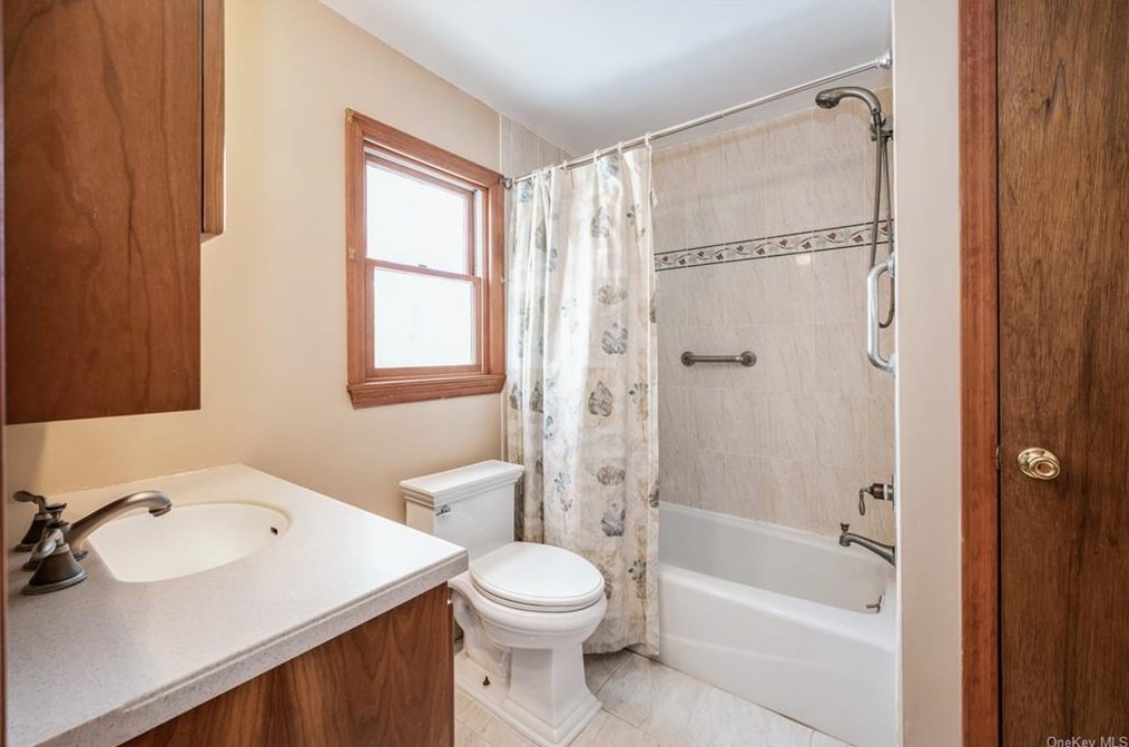 226 Townline Rd, Chestnut Ridge NY  10965-1264 exterior