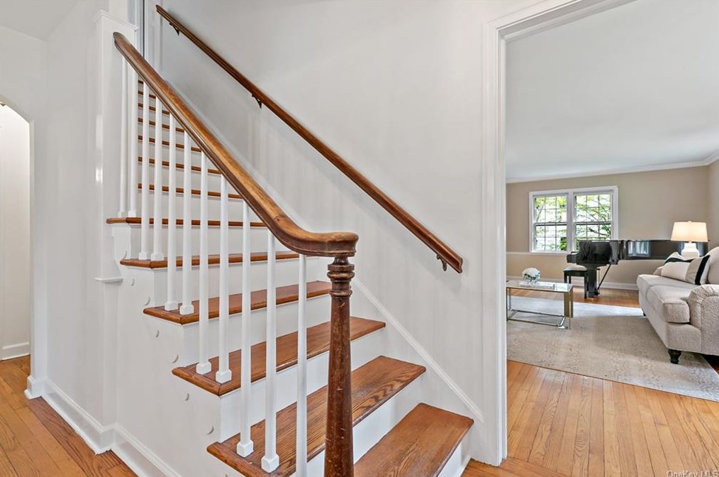 27 Valentine Rd, Briarcliff, NY 10510