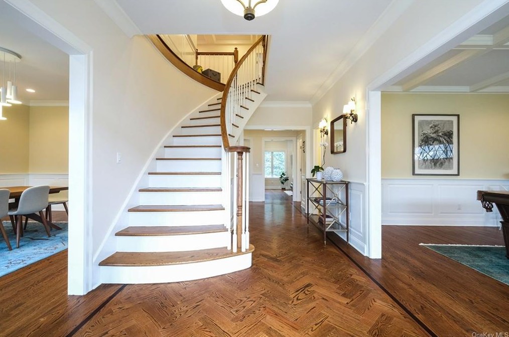 2 Dell Rd, Scarsdale, NY 10583-7408