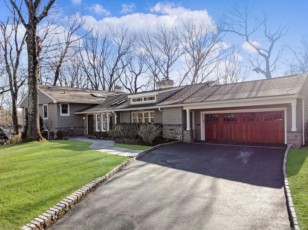 3 Dudley Ln, Larchmont, NY 10538-1110