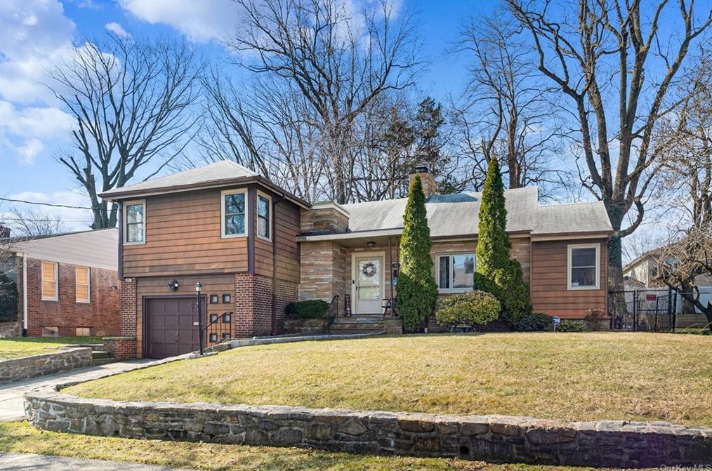 54 Inwood St, Yonkers, NY 10704-2802