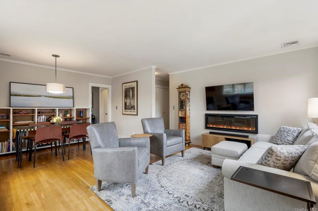 56 Sherwood Dr, Larchmont, NY 10538-2637