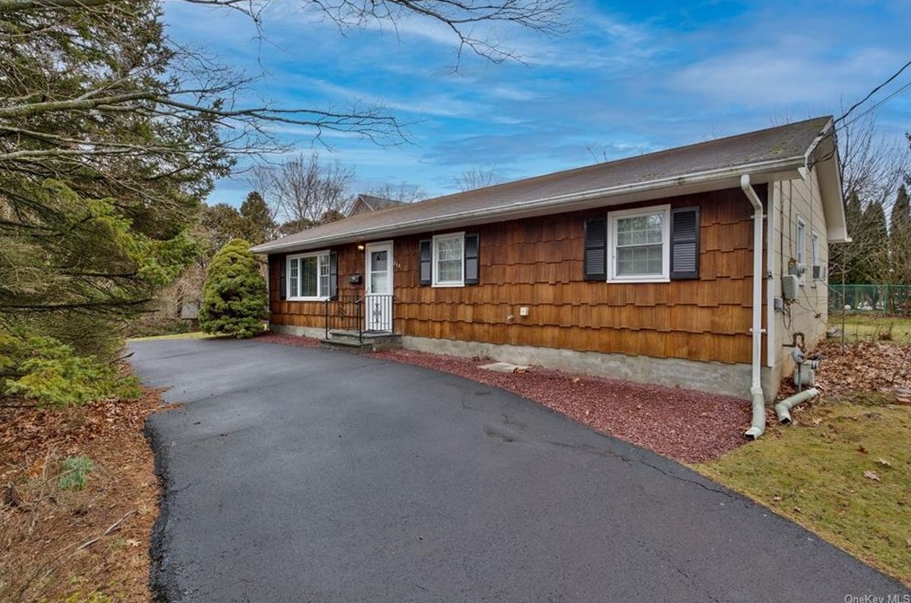 215 S Grant Ave, Congers, NY 10920