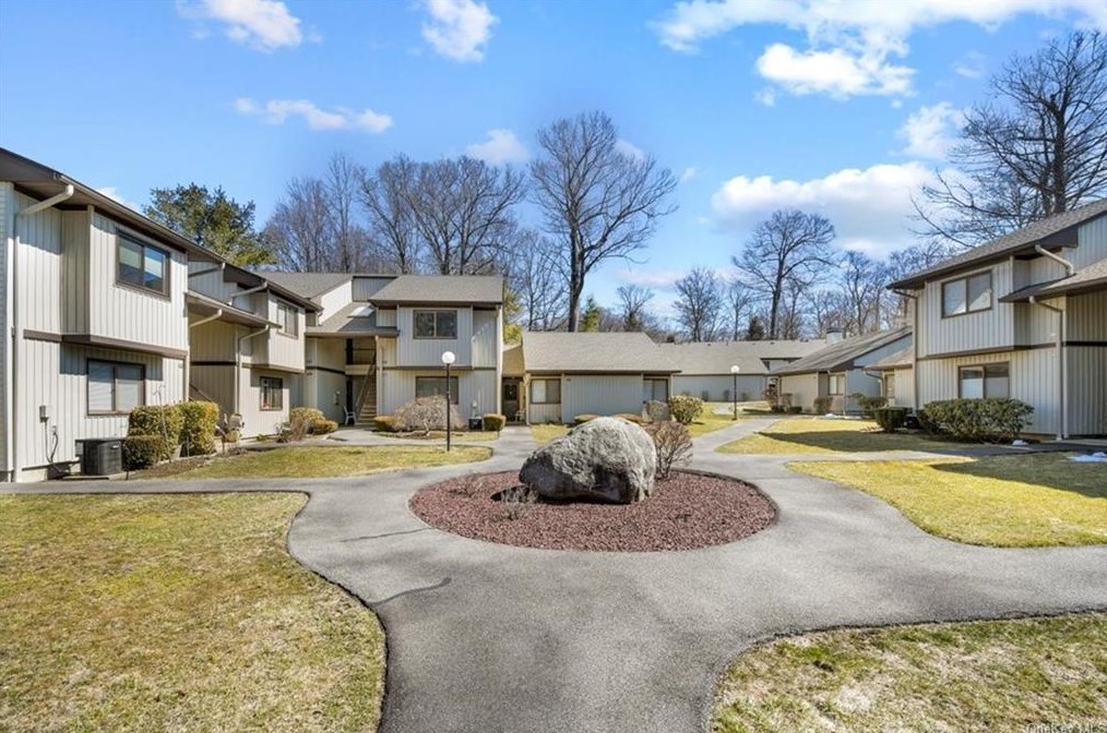 120 Columbia Ct #i, Yorktown Hgts, NY 10598
