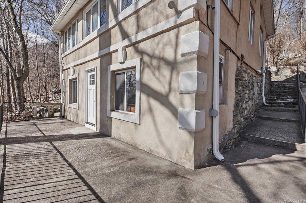 111 Tanglewylde Rd, Lake Peekskill, NY 10537-1032