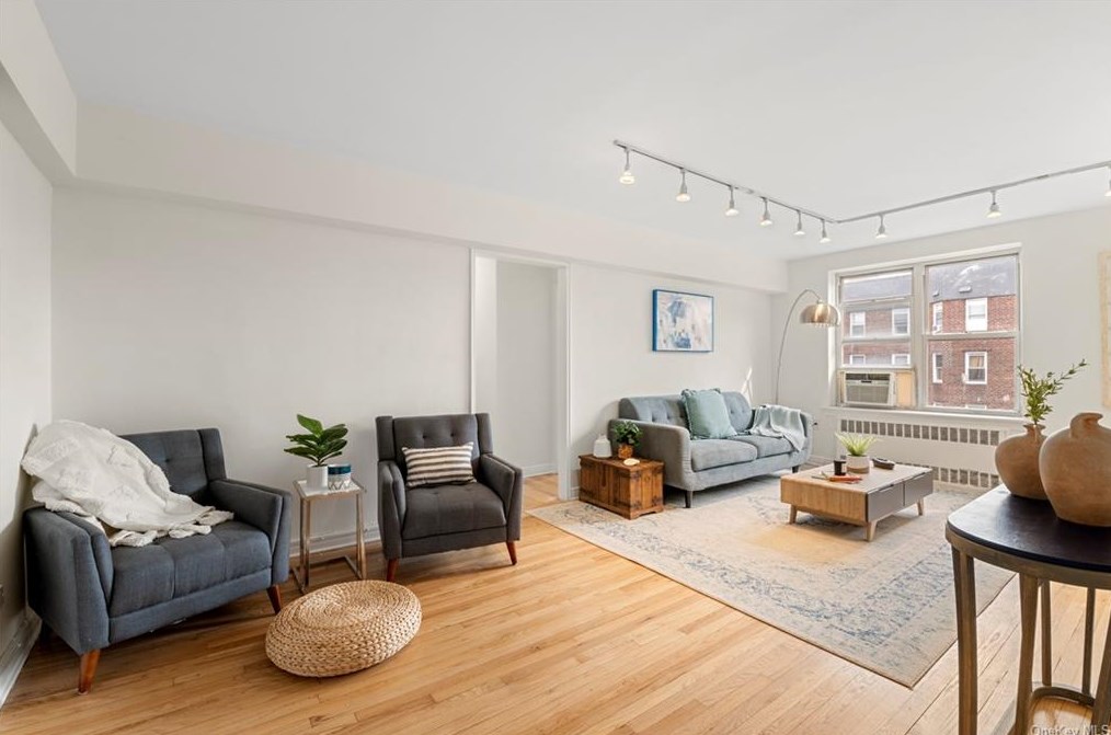 6707 Yellowstone Blvd, Flushing, NY 11375-2352