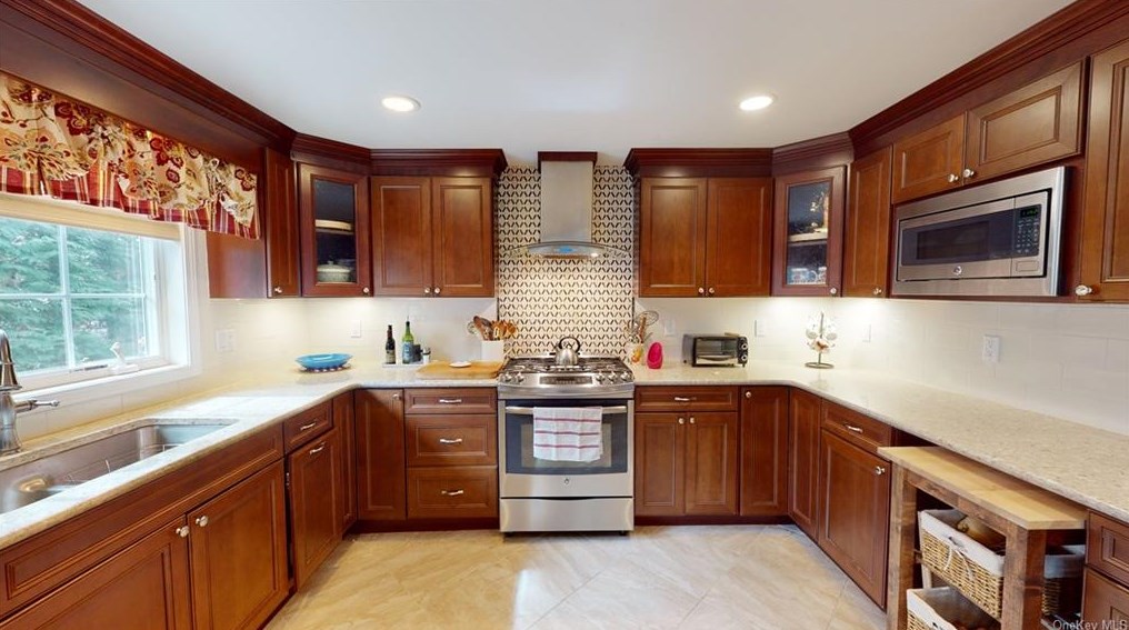 320 Blauvelt Rd, Chestnut Ridge NY  10965-2008 exterior