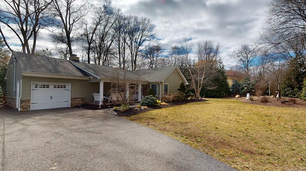 320 Blauvelt Rd, Chestnut Ridge NY  10965-2008 exterior