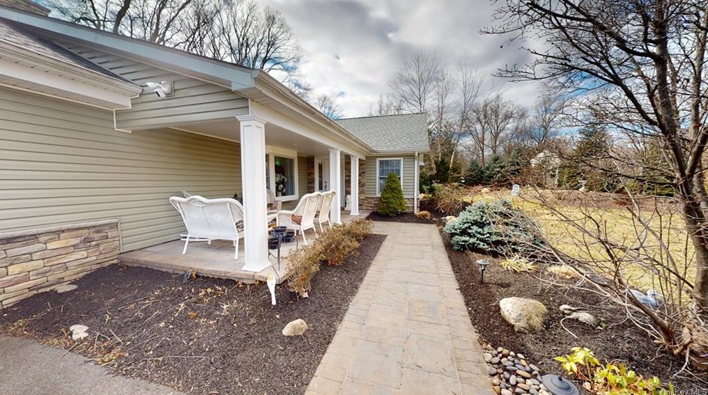 320 Blauvelt Rd, Chestnut Ridge NY  10965-2008 exterior
