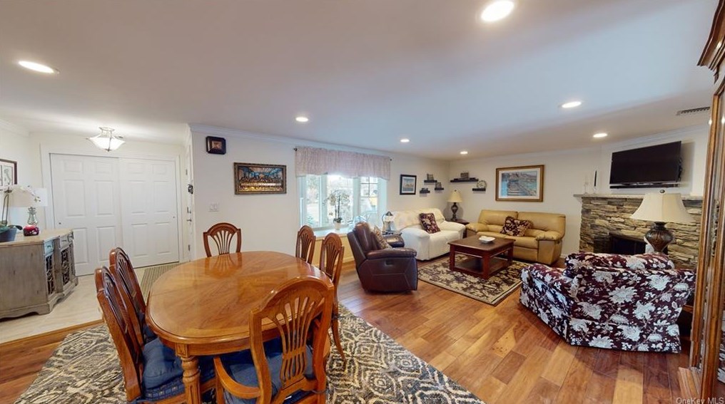 320 Blauvelt Rd, Chestnut Ridge NY  10965-2008 exterior