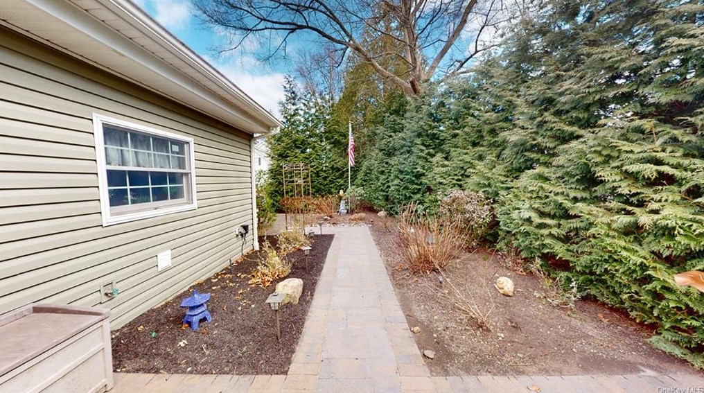 320 Blauvelt Rd, Chestnut Ridge NY  10965-2008 exterior