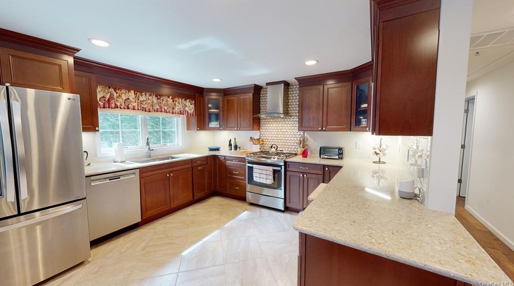 320 Blauvelt Rd, Chestnut Ridge NY  10965-2008 exterior