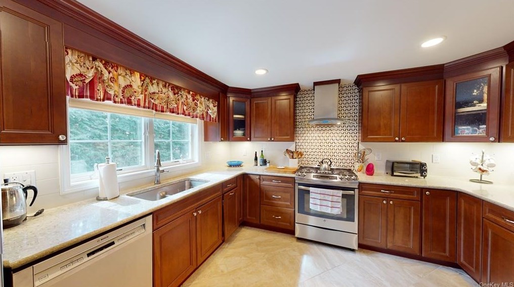 320 Blauvelt Rd, Chestnut Ridge NY  10965-2008 exterior