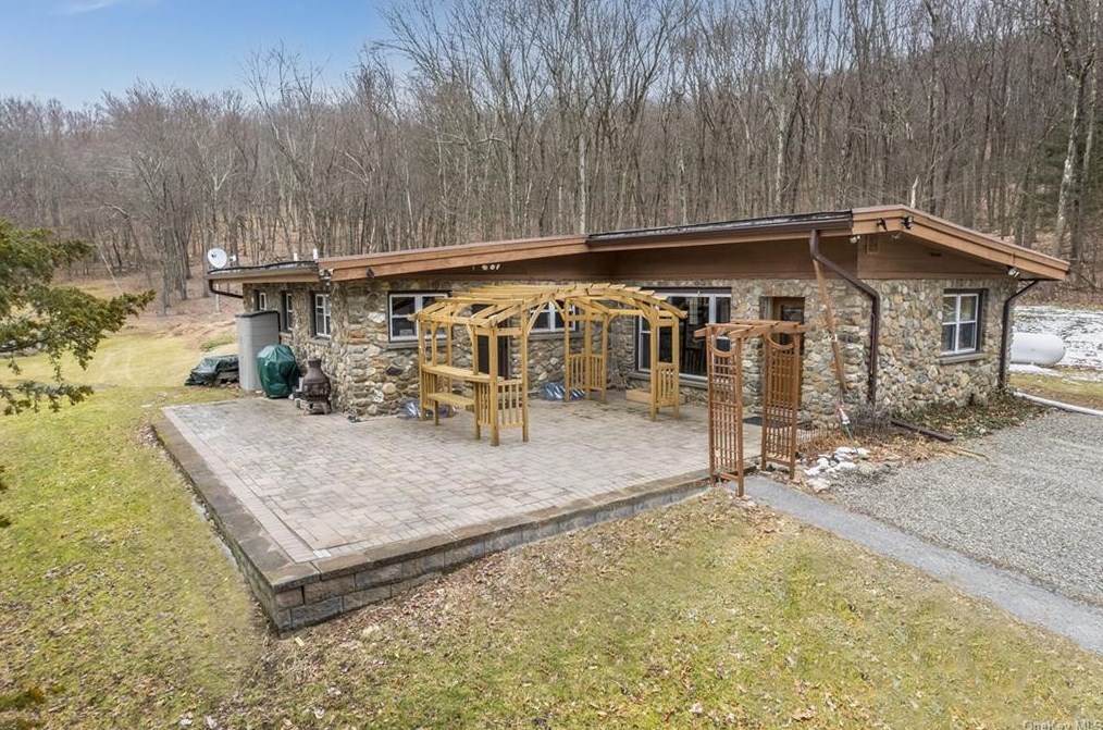 30 Paddock Knl, La Grange, NY 12540