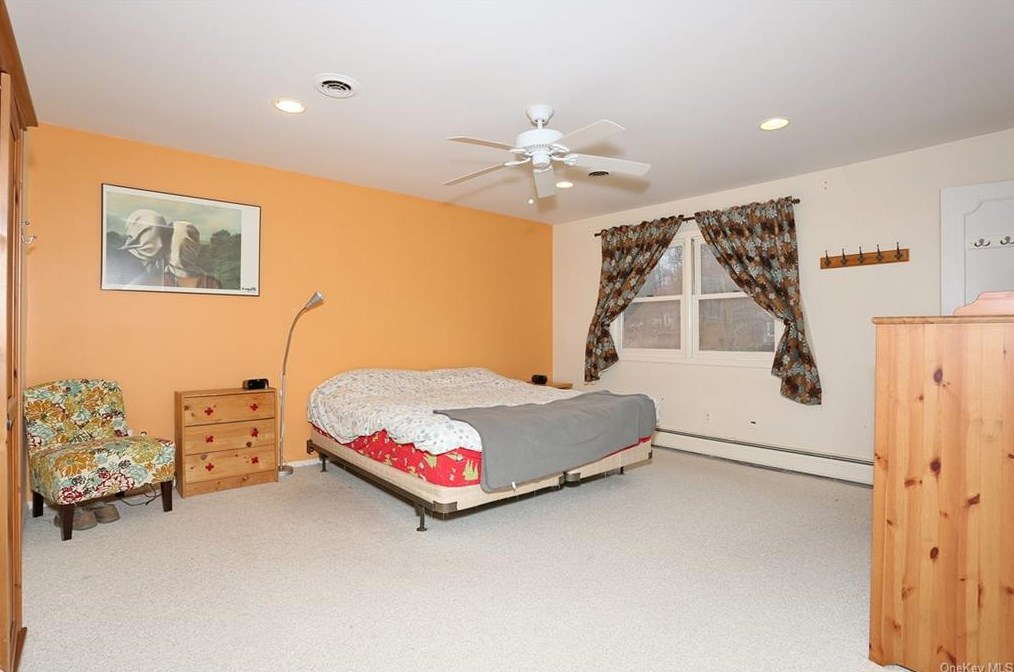 5 Karow Ct, Chestnut Ridge NY  10952-4904 exterior