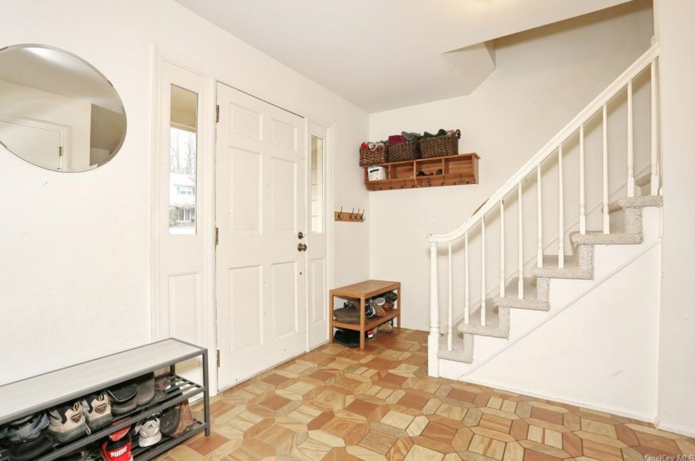 5 Karow Ct, Chestnut Ridge NY  10952-4904 exterior