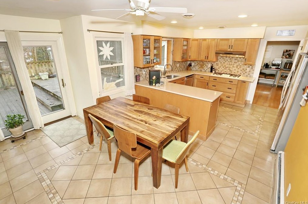 5 Karow Ct, Chestnut Ridge NY  10952-4904 exterior