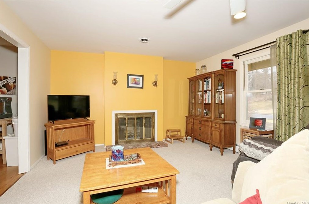 5 Karow Ct, Chestnut Ridge NY  10952-4904 exterior