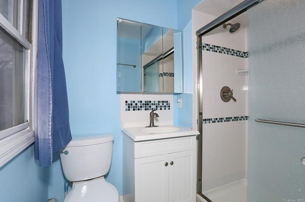 5 Karow Ct, Chestnut Ridge NY  10952-4904 exterior