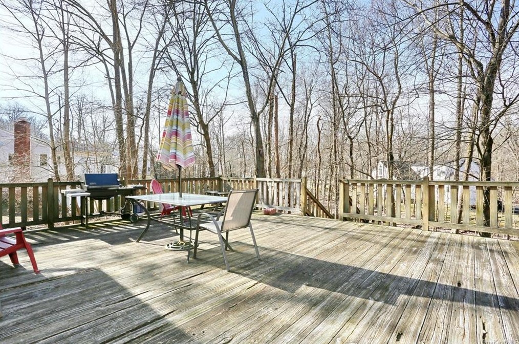 5 Karow Ct, Chestnut Ridge NY  10952-4904 exterior