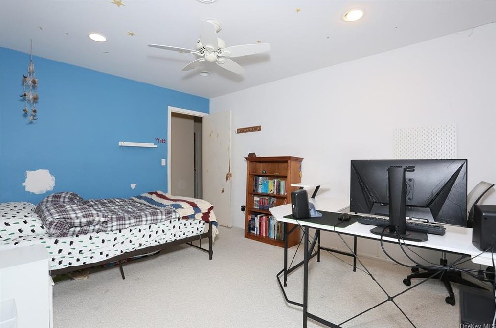 5 Karow Ct, Chestnut Ridge NY  10952-4904 exterior