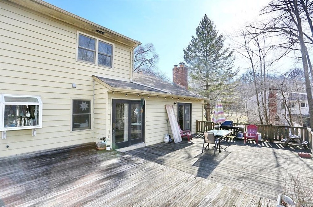 5 Karow Ct, Chestnut Ridge NY  10952-4904 exterior