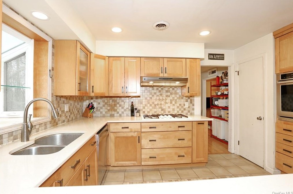 5 Karow Ct, Chestnut Ridge NY  10952-4904 exterior