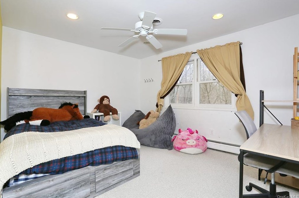 5 Karow Ct, Chestnut Ridge NY  10952-4904 exterior