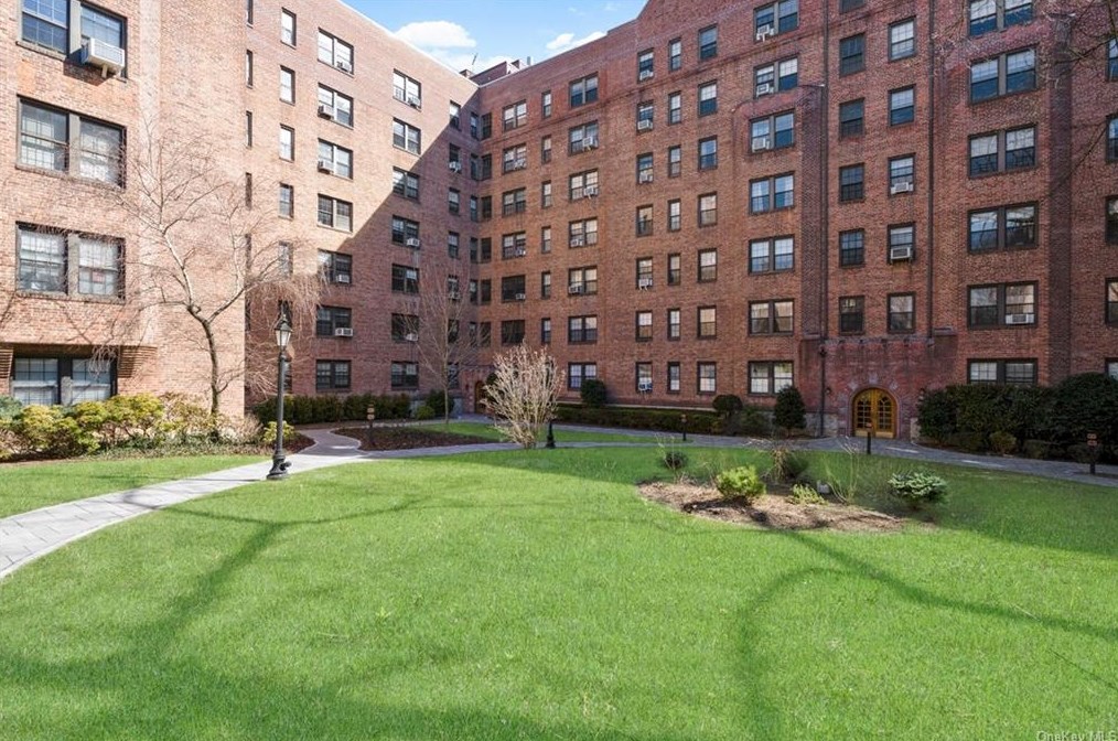 176 Garth Rd #1p, Scarsdale, NY 10583
