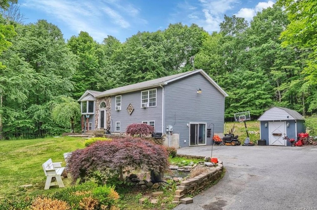 27 Lewis Ln, Bloomingburg, NY 12721-5224