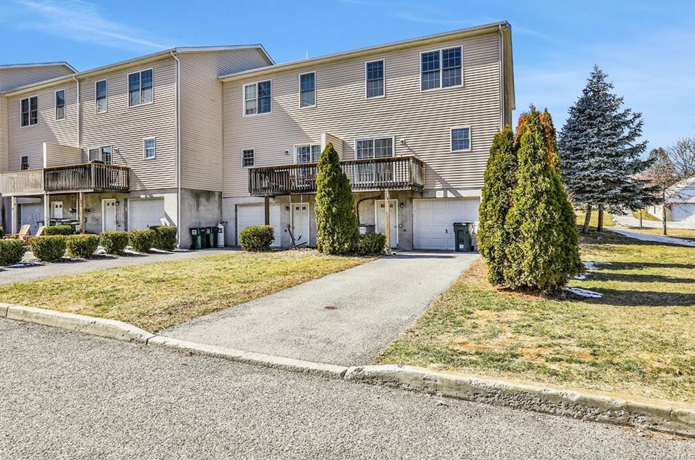 18 Hudson Cir, Marlborough, NY 12542