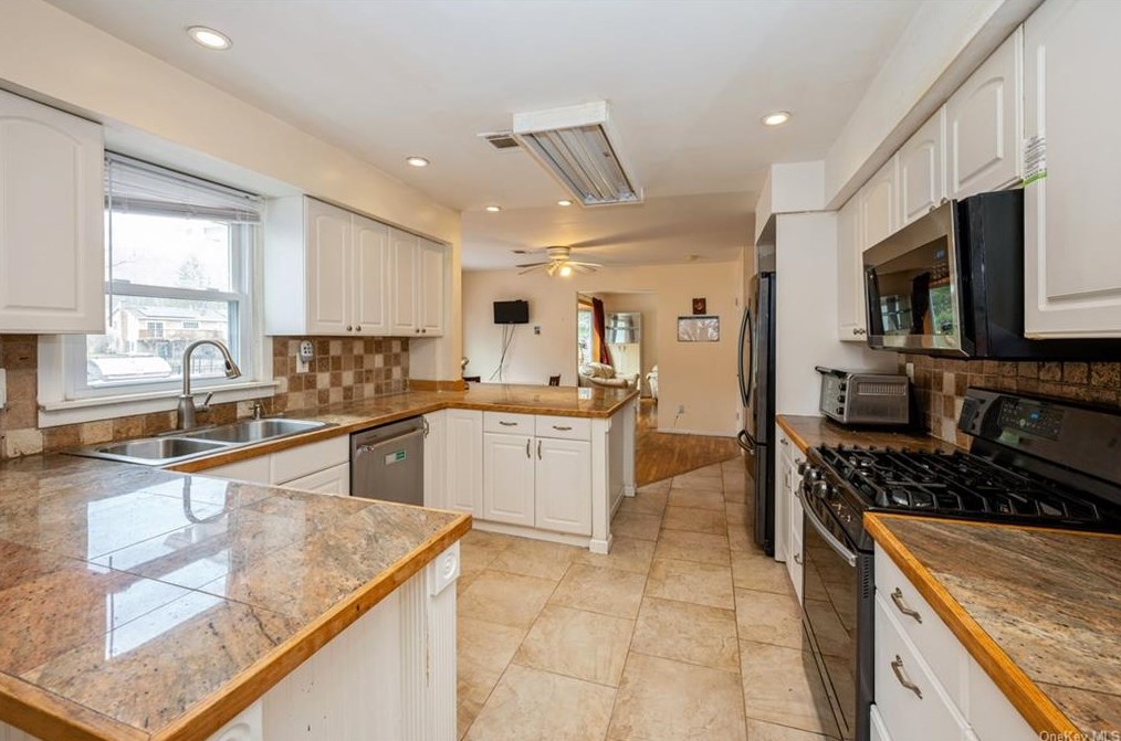 10 Culver Dr, New City, NY 10956-2323