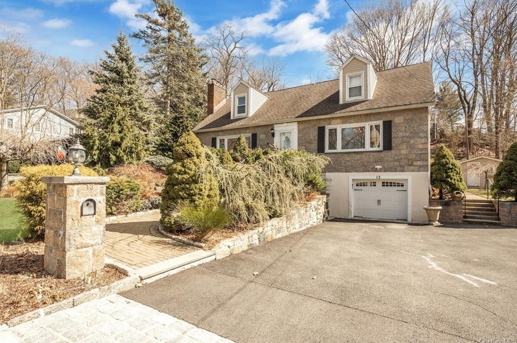 13 Western Dr, Ardsley, NY 10502-1932
