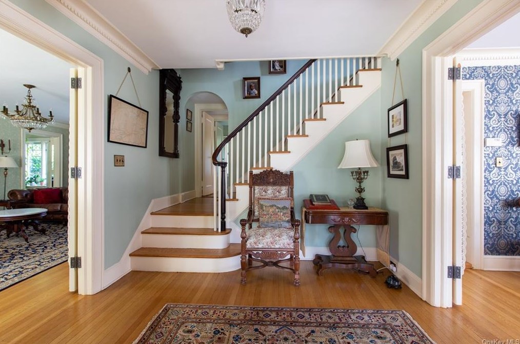 25 Holly Dr, New Rochelle, NY 10801