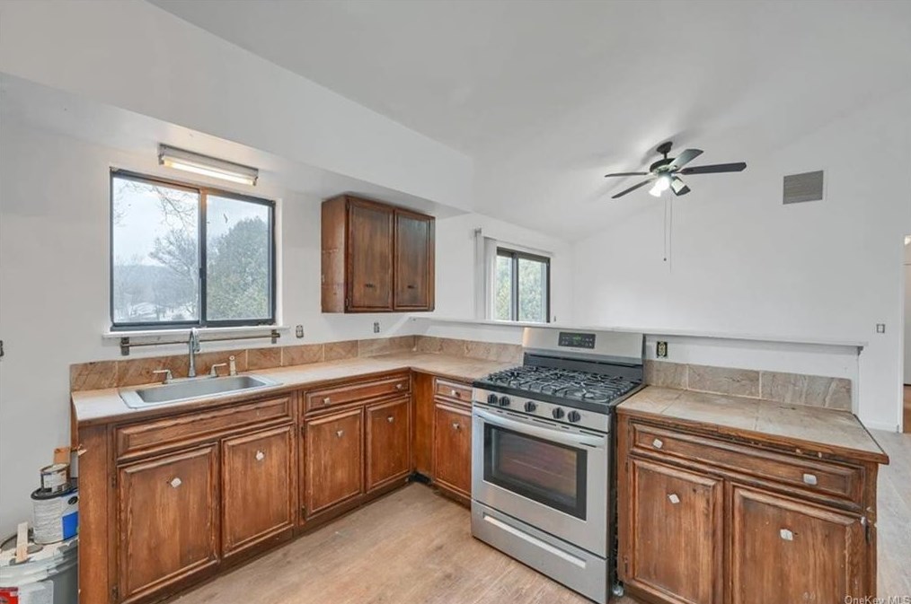 20 Rockwood Dr, Newburgh, NY 12550-2036