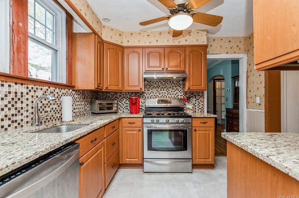 84 Lockwood Ave, Yonkers NY  10701-5028 exterior