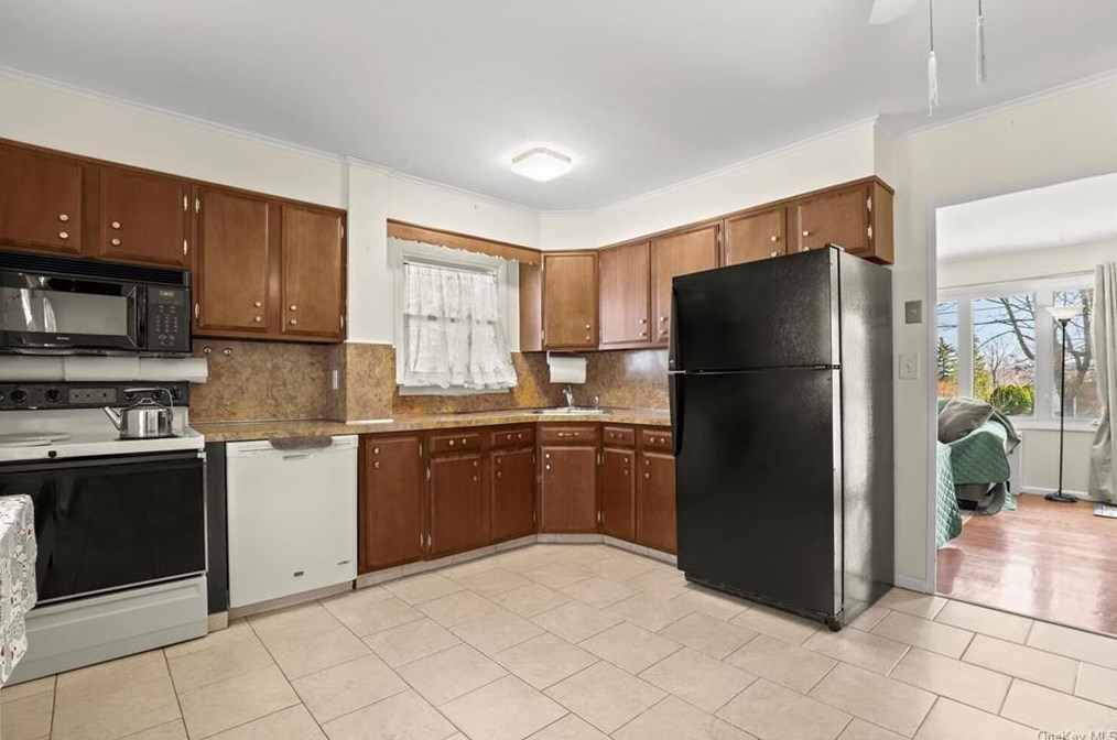 6 Sun St, Mahopac, NY 10541