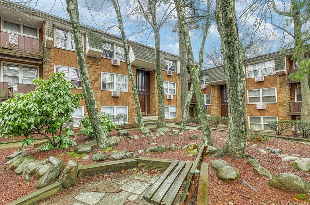182 Kearsing Pkwy, Chestnut Ridge, NY 10952-2221