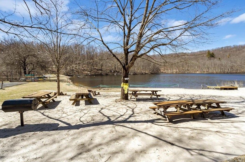 38 Ponderosa Rd, Kent Lakes NY  10512-3633 exterior