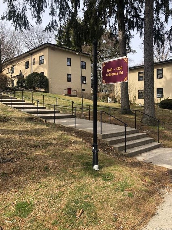 1253 California Rd, Yonkers, NY 10709-1003