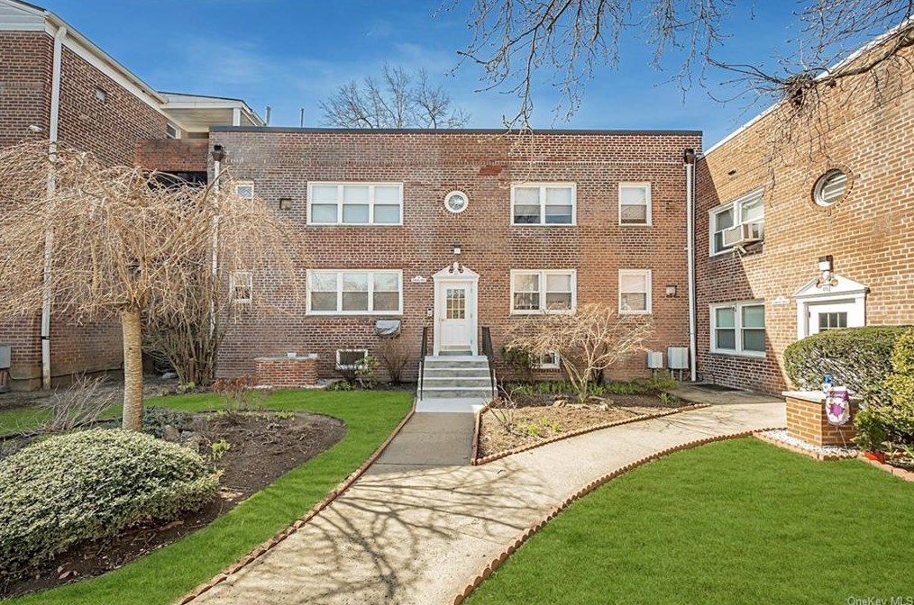 12 Leewood Cir, Yonkers, NY 10709-1916
