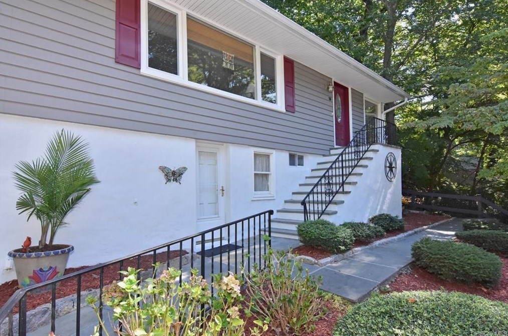 118 Lefurgy Ave, Yonkers, NY 10706-2009
