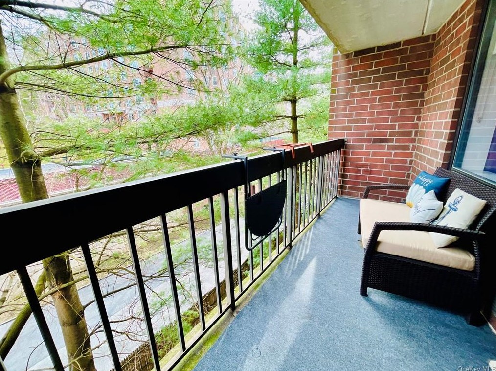 777 N Macquesten Pkwy #404, Mount Vernon, NY 10552